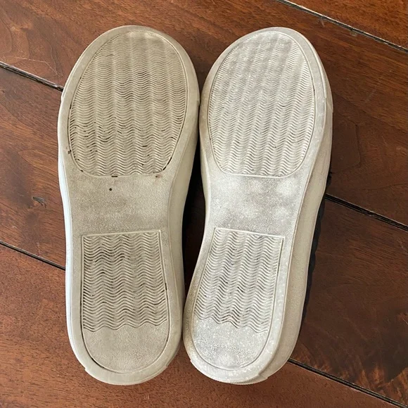 Black quilt style slip on tennis shoes good shape with a couple small scuffs - Picture 4 of 8